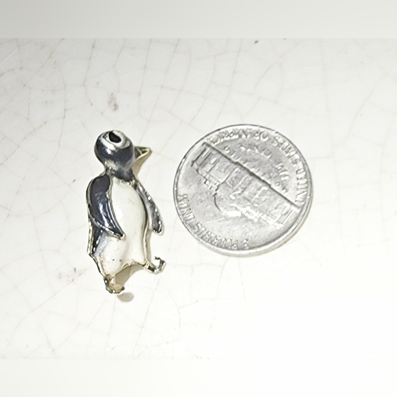 Small collector's item black white penguin scatter pin, tie tack, lapel brooch - Picture 4 of 4